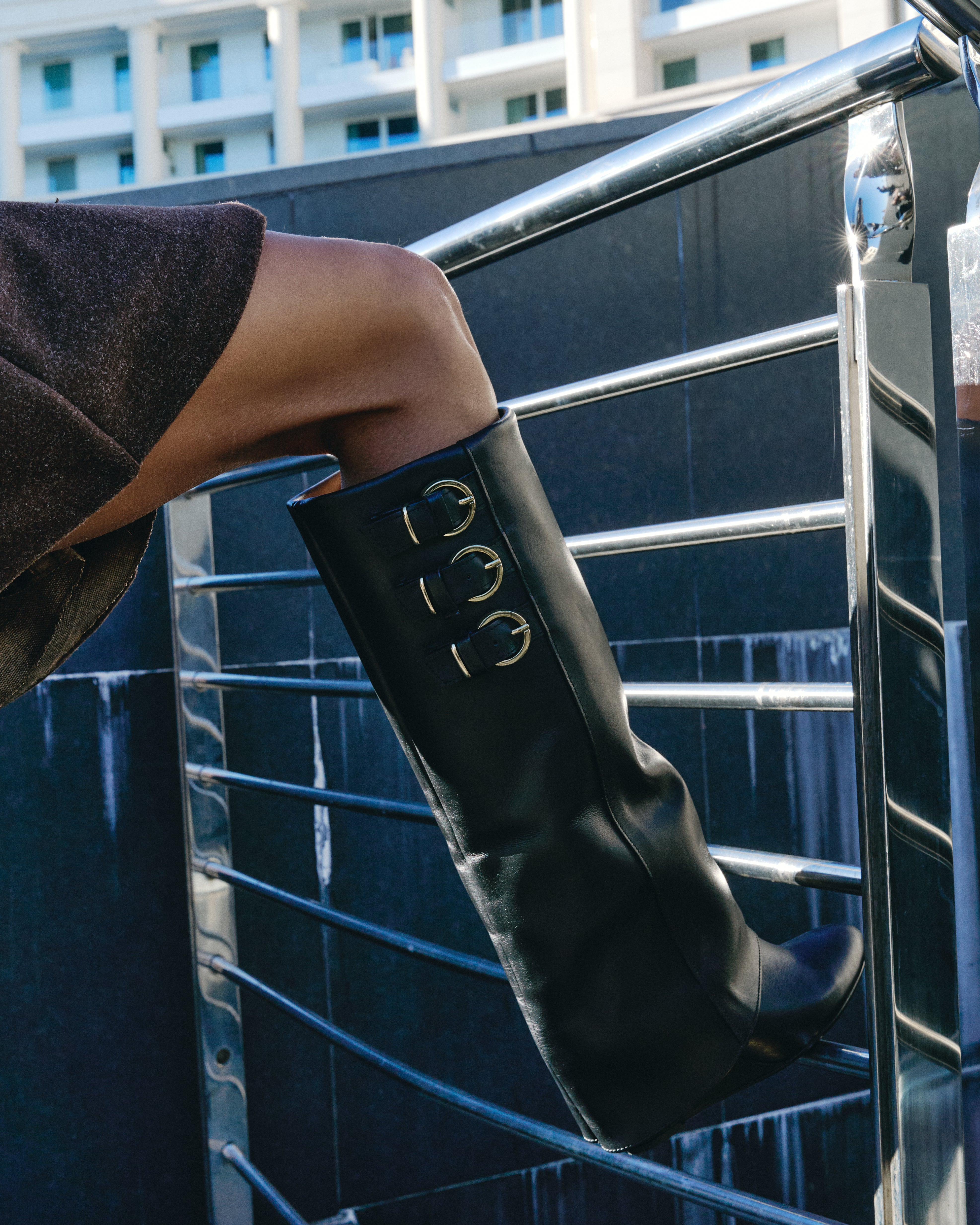 SOPHIE_BELT - Botín tubular en piel auténtica con hebillas y tacón/cuña de 7 cm