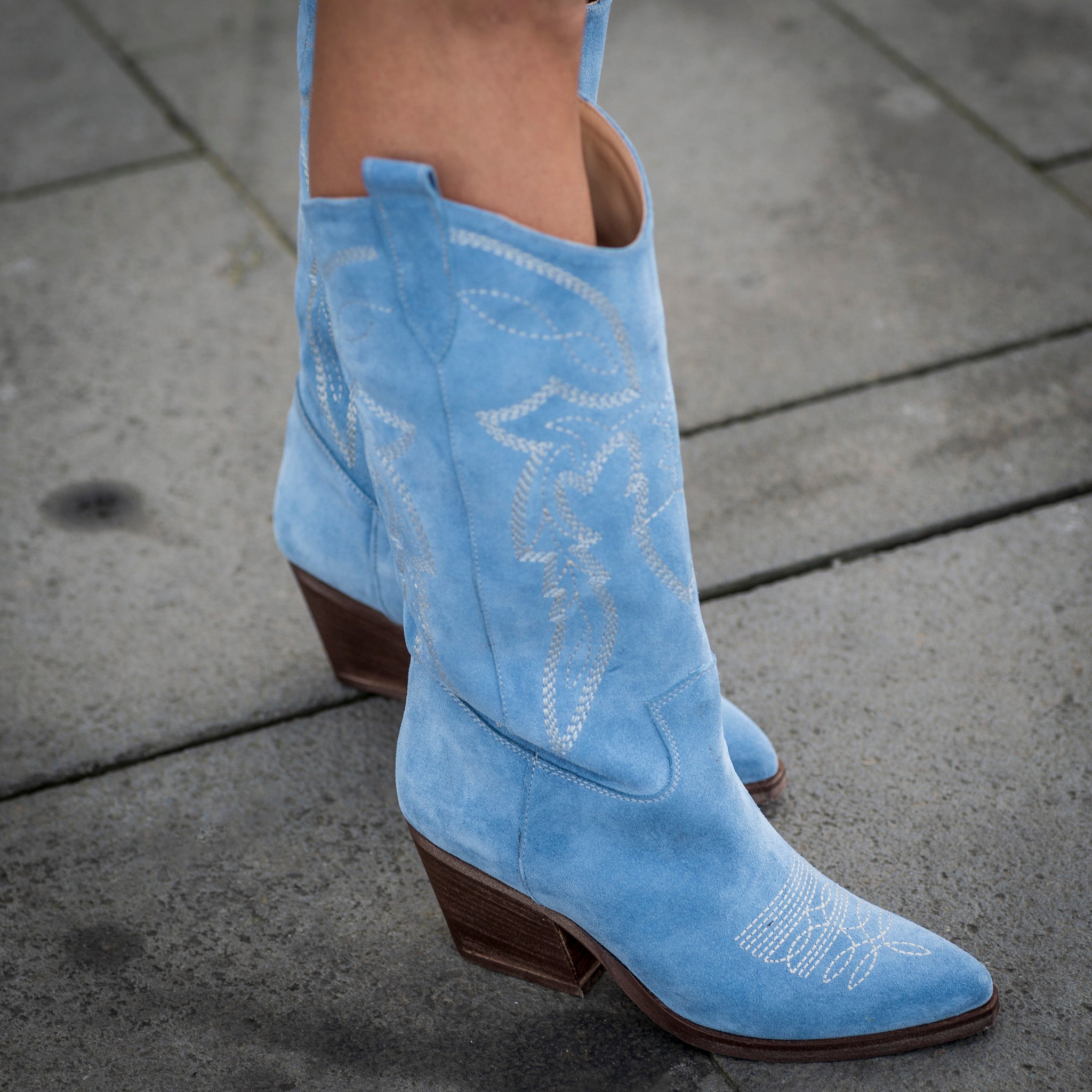 TEX 70_LOW - Camperos tubular boot in real Sky suede with embroidery