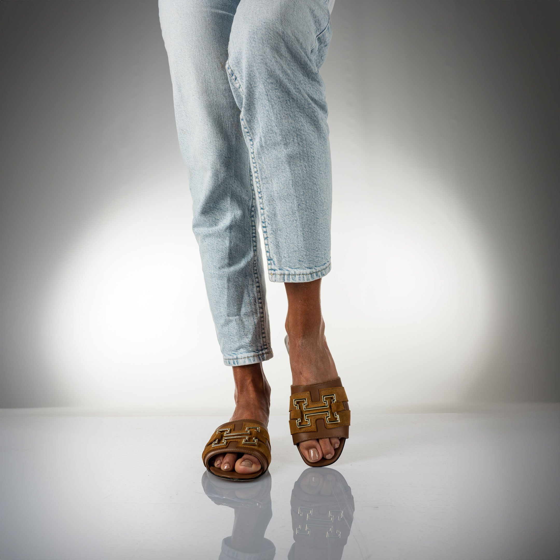 ZAHIRA - Ciabatta in Vera Pelle Cuoio con riporti in vero Camoscio Cuoio e Accessorio Dorato