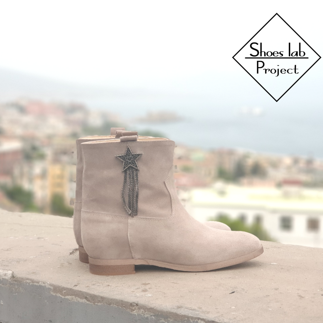 R10 - Tubular boot in real suede with internal rise and burnished accessory