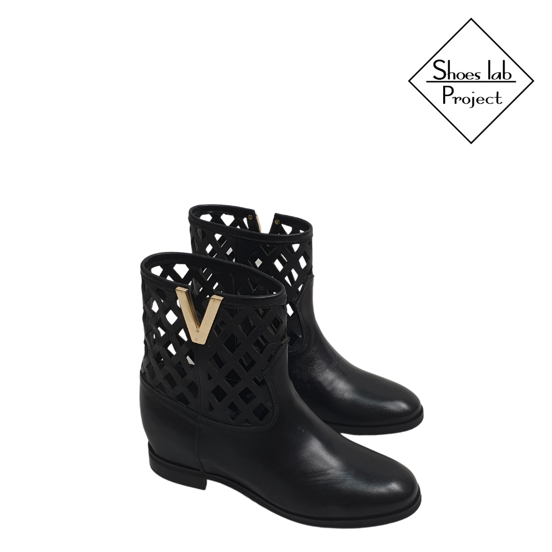 R130_NET - Tubular ankle boot in Genuine Black Perforated Leather with internal rise and Golden Accessory