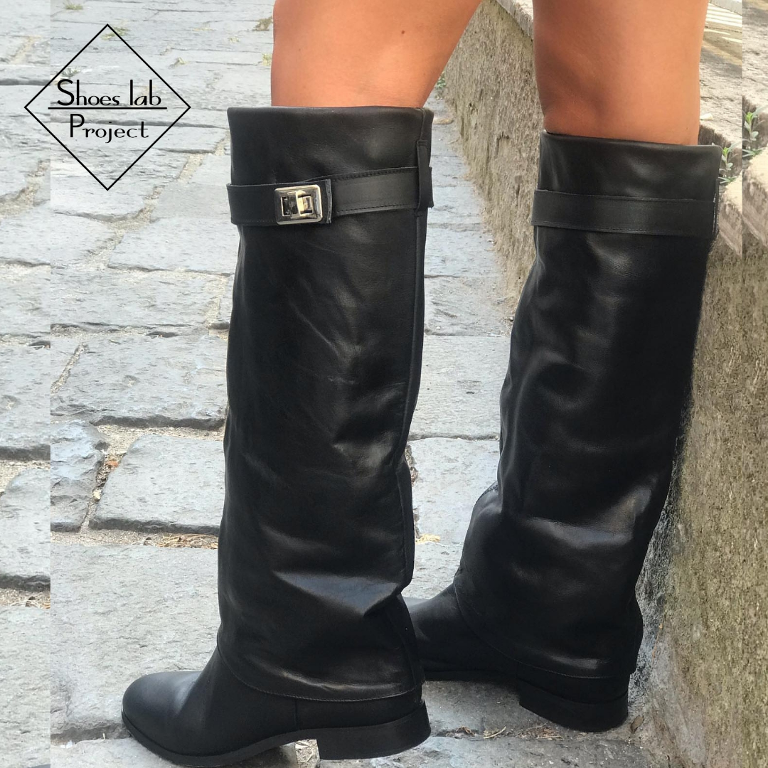 1720 - Black genuine leather tubular boot with turn-up and accessory