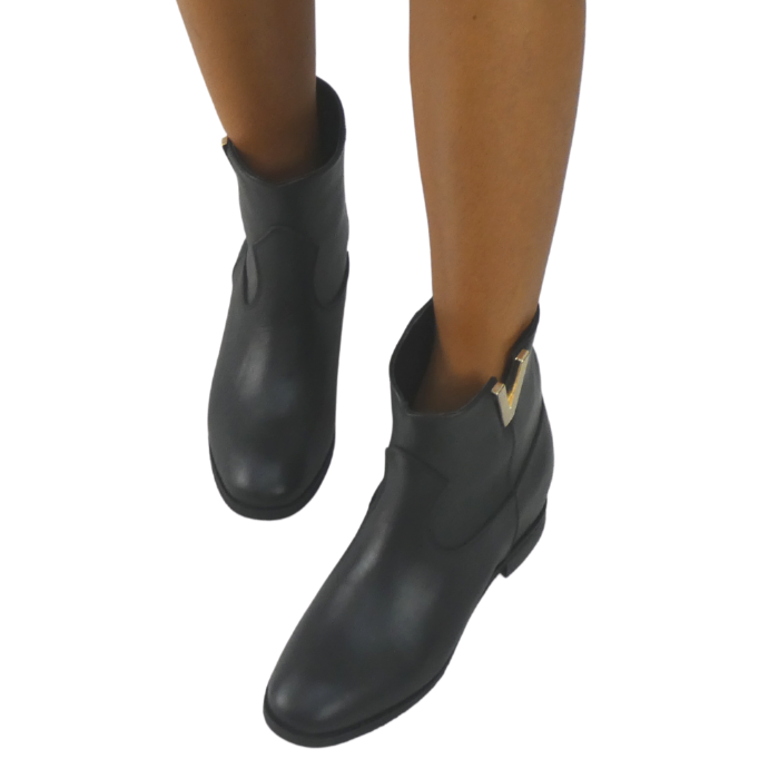 R130 - Genuine Leather tubular ankle boot with internal rise and Golden Accessory