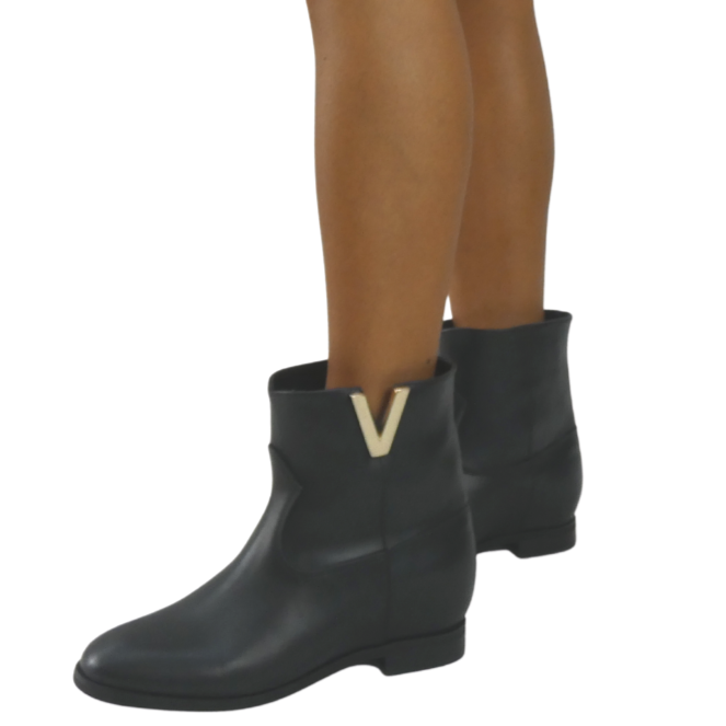 R130 - Genuine Leather tubular ankle boot with internal rise and Golden Accessory