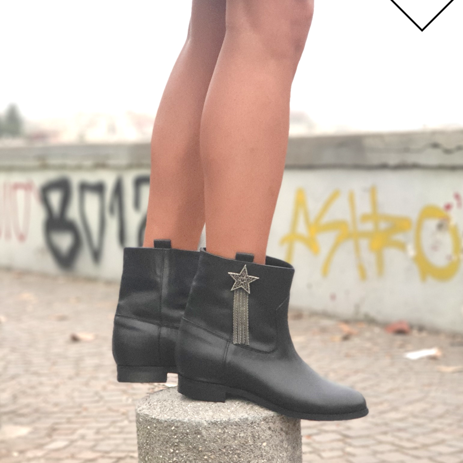 R10 - Genuine Leather tubular ankle boot with internal rise and burnished accessory